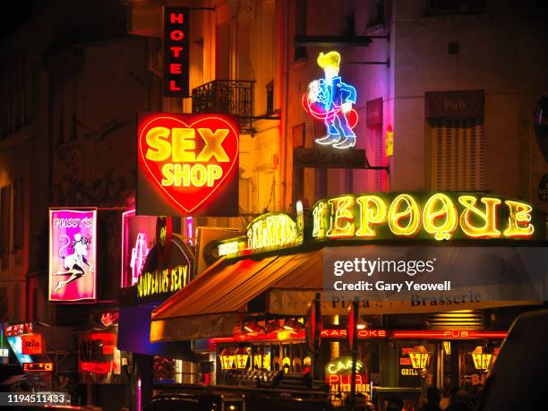 pigalle district in paris at night - erotik stock-fotos und bilder