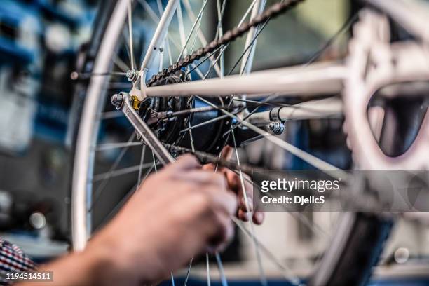 reparatur fahrradgetriebe aus nächster nähe. - fahrrad reparieren stock-fotos und bilder