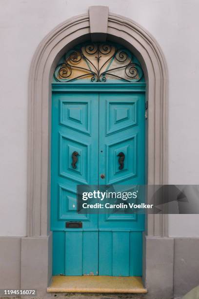 turquoise coloured picturesque door in the fortified city of mdina, malta - mdina stock pictures, royalty-free photos & images