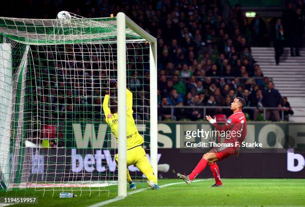 Robin Quaison of 1. FSV Mainz 05 scores his team's fourth goal during the Bundesliga match between SV Werder Bremen and 1. FSV Mainz 05 at Wohninvest...