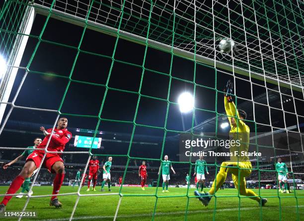Robin Quaison of 1. FSV Mainz 05 scores his team's fourth goal past Jiri Pavlenka of SV Werder Bremen during the Bundesliga match between SV Werder...
