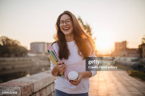 schöne schülerin mädchen mit brille nach hause von der schule gehen - college girls stock-fotos und bilder