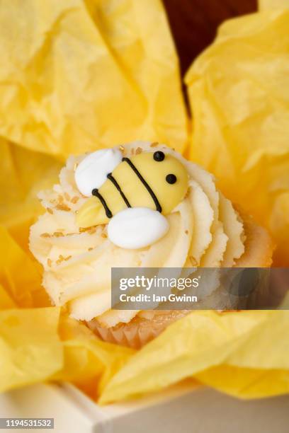 honeybee cupcake - ian gwinn stock pictures, royalty-free photos & images