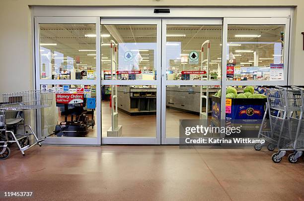 entrance of grocery store. - mercado espaço de venda no varejo - fotografias e filmes do acervo