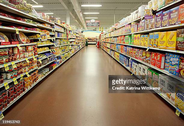 grocery store aisle. - frühstücksflocken stock-fotos und bilder