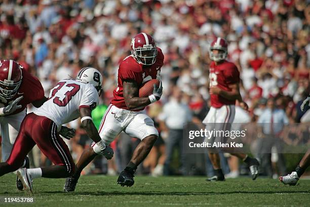 Alabama running back Kenneth Darby in action against South Carolina at Williams-Brice Stadium in Columbia, South Carolina on September 17, 2005....