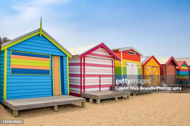 beach huts, brighton beach, melbourne, australia - brighton beach melbourne - fotografias e filmes do acervo