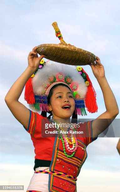 celebration by the seashore with zuyun aboriginal dance troup - taiwanese ethnicity stock-fotos und bilder