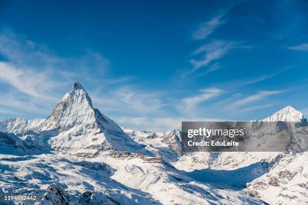 vista de invierno de matterhorn mountain - alpes europeos fotografías e imágenes de stock