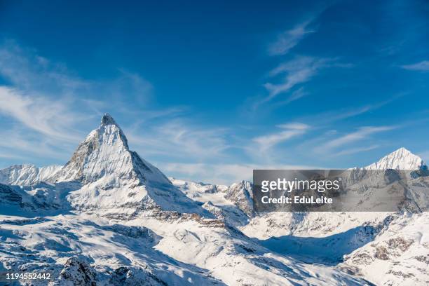matterhorn mountain winter view - berg stockfoto's en -beelden