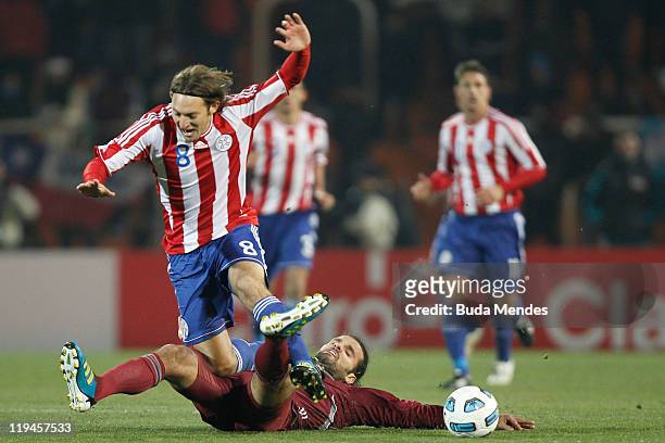 Edgar Barreto of Paraguay struggles for the ball with Oswaldo Vizcarrondo of Venezuela during a match as part of Copa America 2011 Semifinal at...