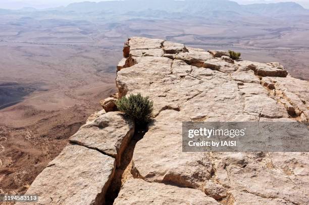 wonders of the world, directly above makhtesh ramon in the negev desert, vertigo - israel desert negev stock-fotos und bilder