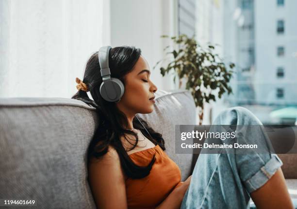 音楽のような記憶を呼び起こすものはない - woman listening ストックフォトと画像