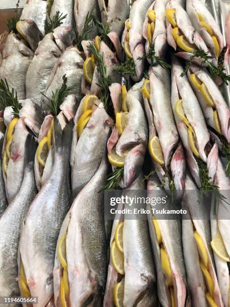 fish with lemon and parsley display - マサチューセッツ州 - fotografias e filmes do acervo