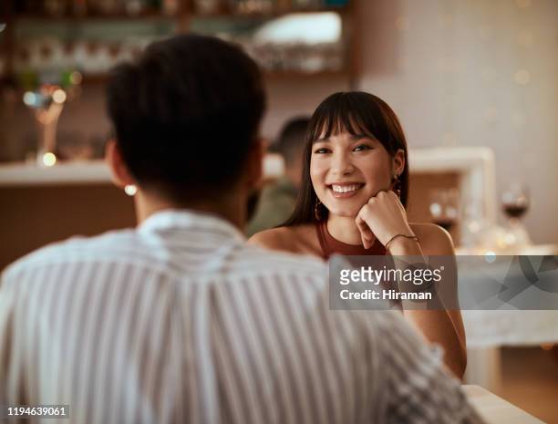 you can tell that she's falling for him - evening meal restaurant stock pictures, royalty-free photos & images