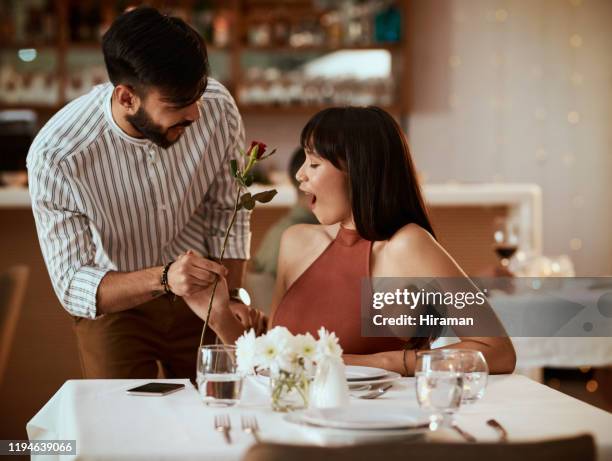 sa come trattare la sua donna - rosa singola foto e immagini stock