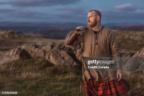 schottischer rotschopf krieger trägt einen kilt - schottland stock-fotos und bilder