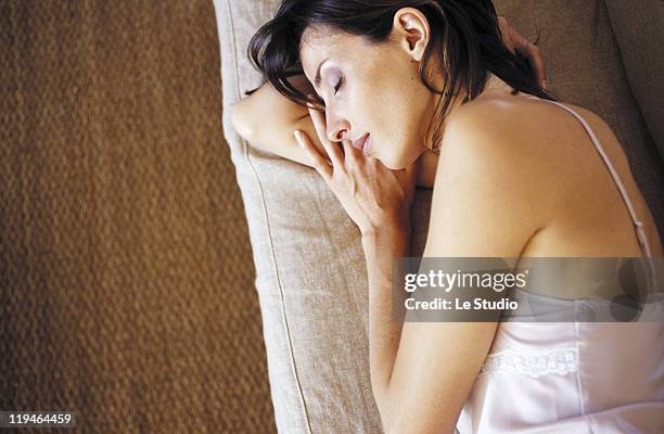 woman- femme - femme sofa stockfoto's en -beelden