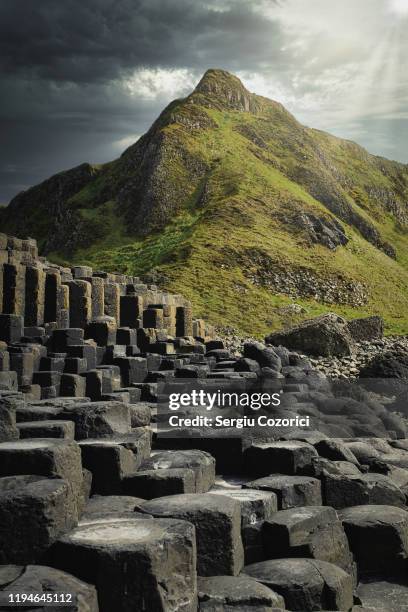 giants causeway northern ireland - giant's causeway stock-fotos und bilder