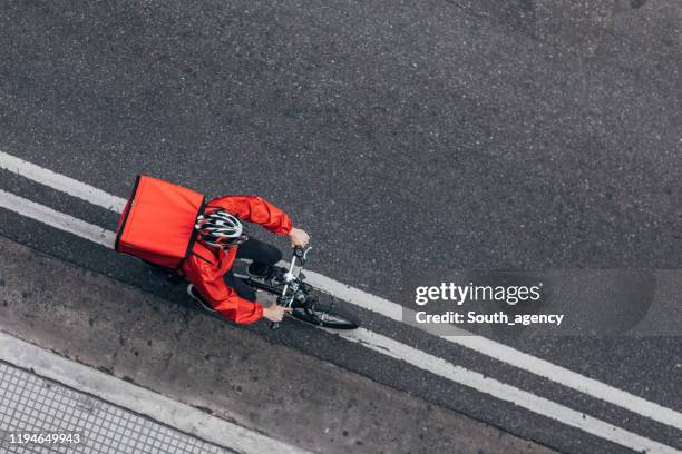 pizza-lieferung kerl auf dem fahrrad - delivery man stock-fotos und bilder