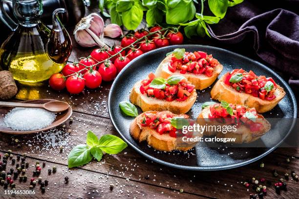 italienische bruschetta - bruschetta stock-fotos und bilder