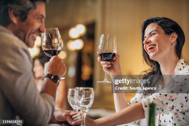 pareja en una cita en el restaurante - mesa para dos fotografías e imágenes de stock