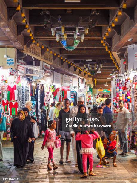 family in muscat souk - grande mascate imagens e fotografias de stock