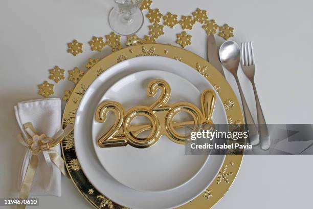 new year 2020 table setting - new year 2020 stock pictures, royalty-free photos & images