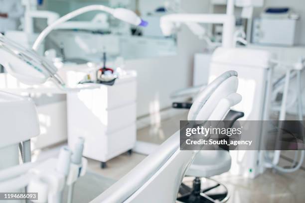 interieur van een moderne medische kliniek - dentist office stockfoto's en -beelden