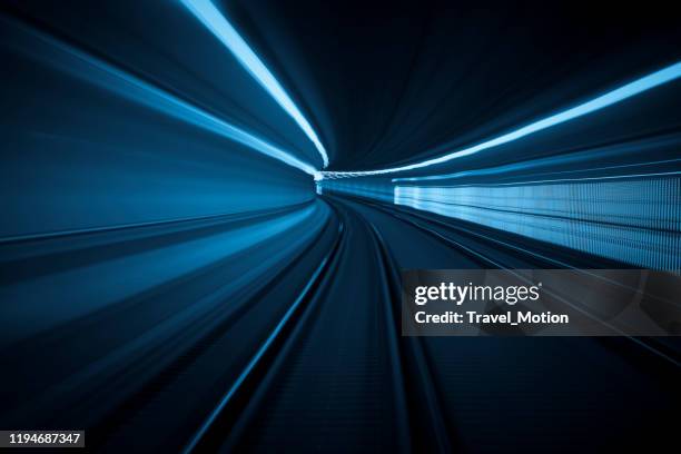 tunnel hastighet motion ljus spår - tunnelbana bildbanksfoton och bilder