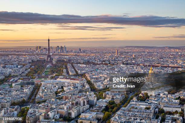 aerial view of paris with eiffel tower and  hôtel des invalides in sunset - arc de triomphe aerial view stock-fotos und bilder