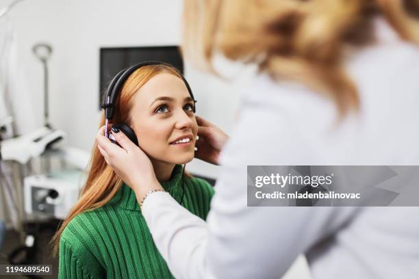 medical hearing examination - doctor listener imagens e fotografias de stock