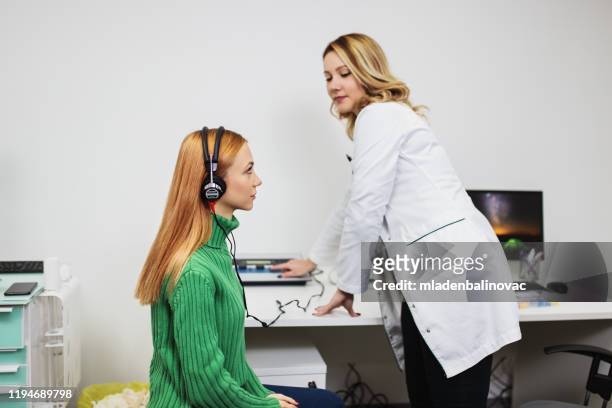 健康診断�検査 - 耳の検査 ストックフォトと画像
