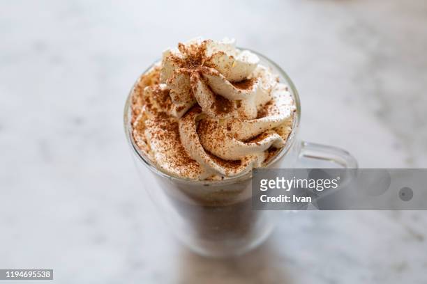 hot chocolate coffee with whipped cream - caffè mocha stockfoto's en -beelden