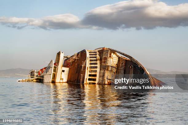 shipwreck at eleusis - naufrágio - fotografias e filmes do acervo