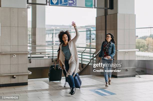 Friends Catching Train People Waving Train Photos and Premium High Res Pictures - Getty Images