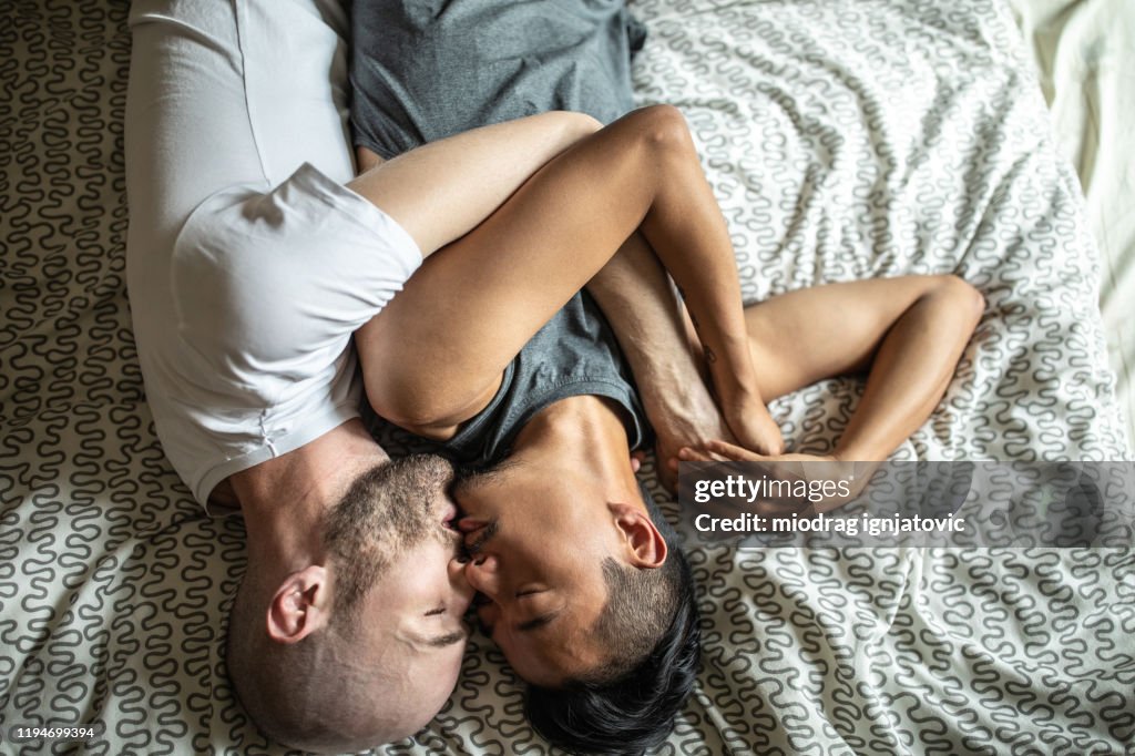 Pareja Gay Romántica Besándose En La Cama Temprano En La Mañana Foto de  stock - Getty Images