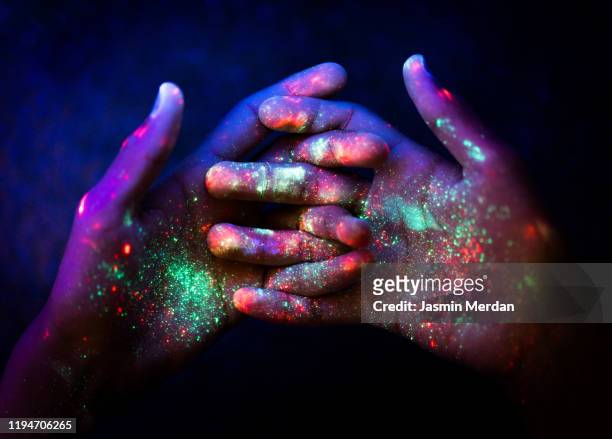 abstract. art. hands. ultraviolet. particles. universe. - kreativität stock-fotos und bilder