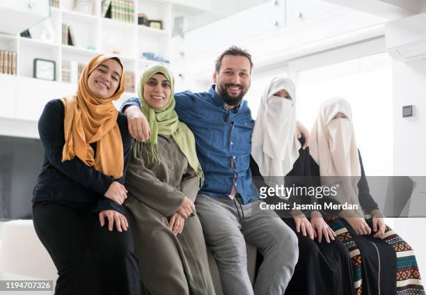 one man with four women - poligamia fotografías e imágenes de stock