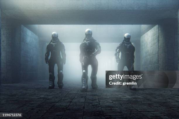 cyborgs de policía futuristas caminando en el antiguo pasillo - personaje de ficción fotografías e imágenes de stock