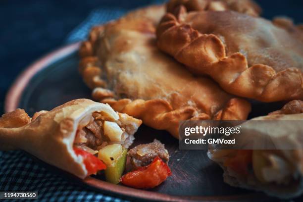argentinische empanadas mit fleisch und gemüse - empanada stock-fotos und bilder