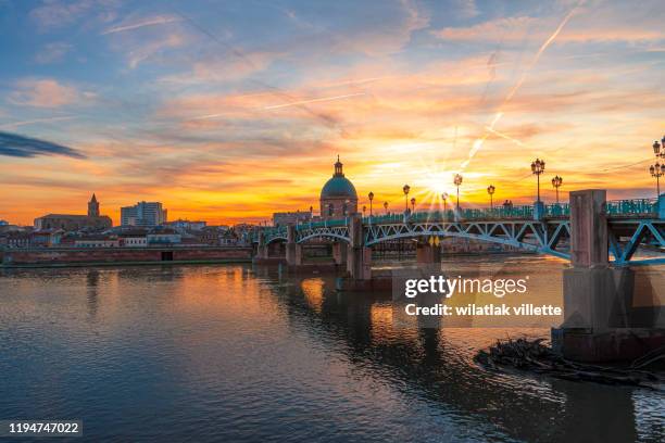 garonne river and dome de la grave in toulouse, france - toulouse fotografías e imágenes de stock