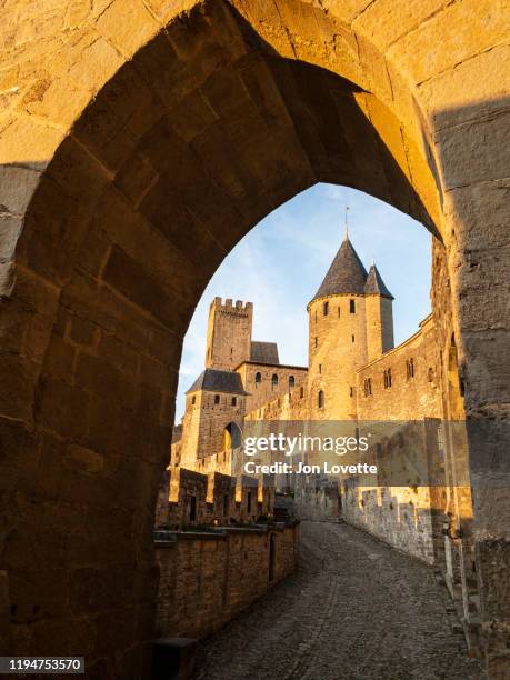 carcassonne gate to city with towers at sunset - carcassonne imagens e fotografias de stock