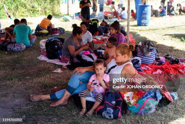 Honduran families taking part in a caravan travelling to the US, rest at a temporary shelter in Tecun Uman, Guatemala, on January 19, 2020. - Mexican...