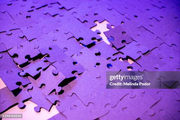 puzzle pieces falling apart - démonter photos et images de collection