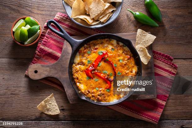 skillet melted cheese - mexican food imagens e fotografias de stock