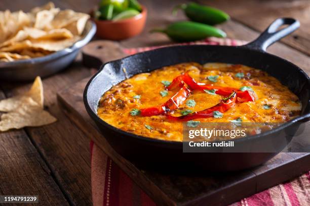 queso fundido skillet - mexico vs chile fotografías e imágenes de stock