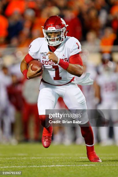 Quarterback Jalen Hurts of the Oklahoma Sooners breaks away from the Oklahoma State Cowboys for a 28-yard touchdown run in the first quarter on...