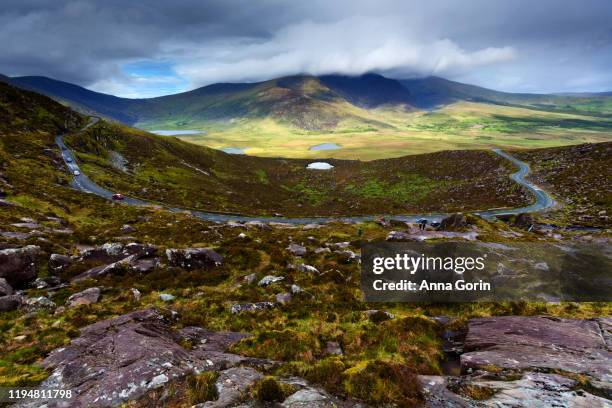 hairpin bend in road to connor pass on dingle peninsula, county kerry, western ireland - connor pass foto e immagini stock