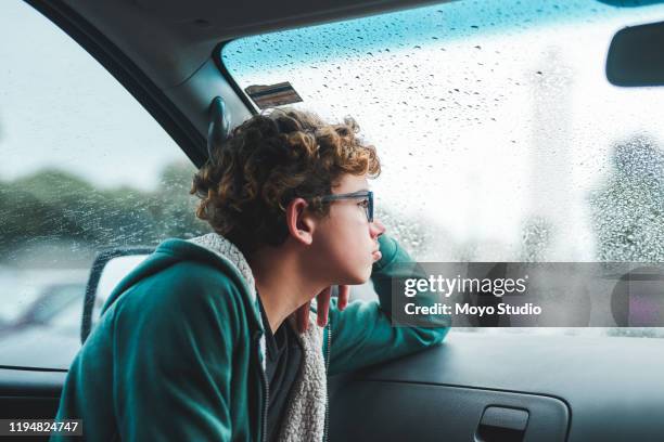 wird dieser regen jemals aufhören? - boy with car stock-fotos und bilder